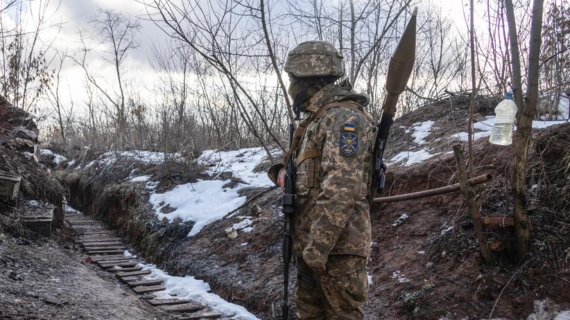 Ukraine-Konflikt: Ein ukrainischer Marinesoldat in einem Graben in der Region Donezk