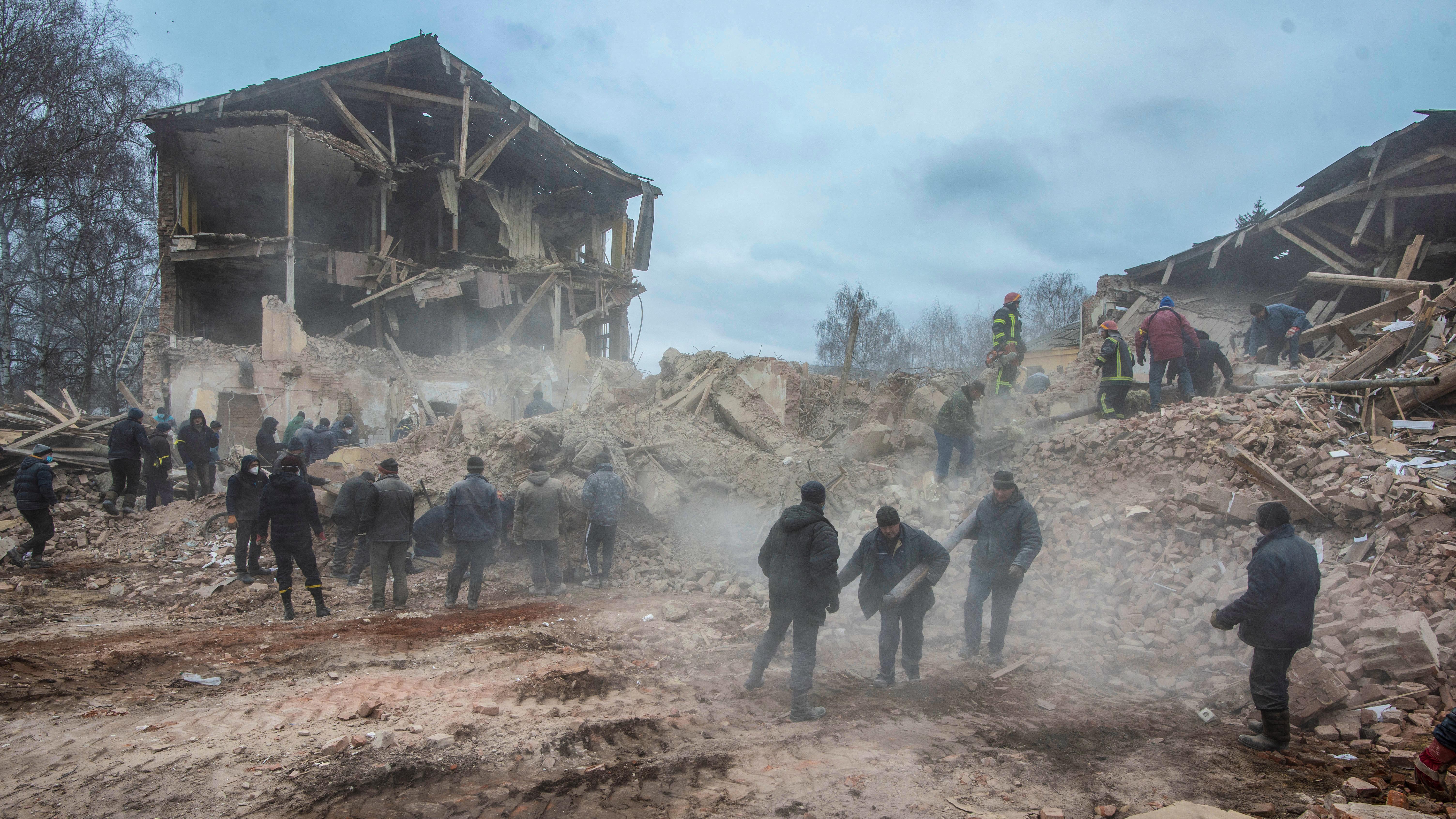 Krieg gegen die Ukraine: Trümmer nach einem Luftangriff auf eine Militärbasis im ukrainischen Okhtyrka im Nordosten des Landes, 28. Februar