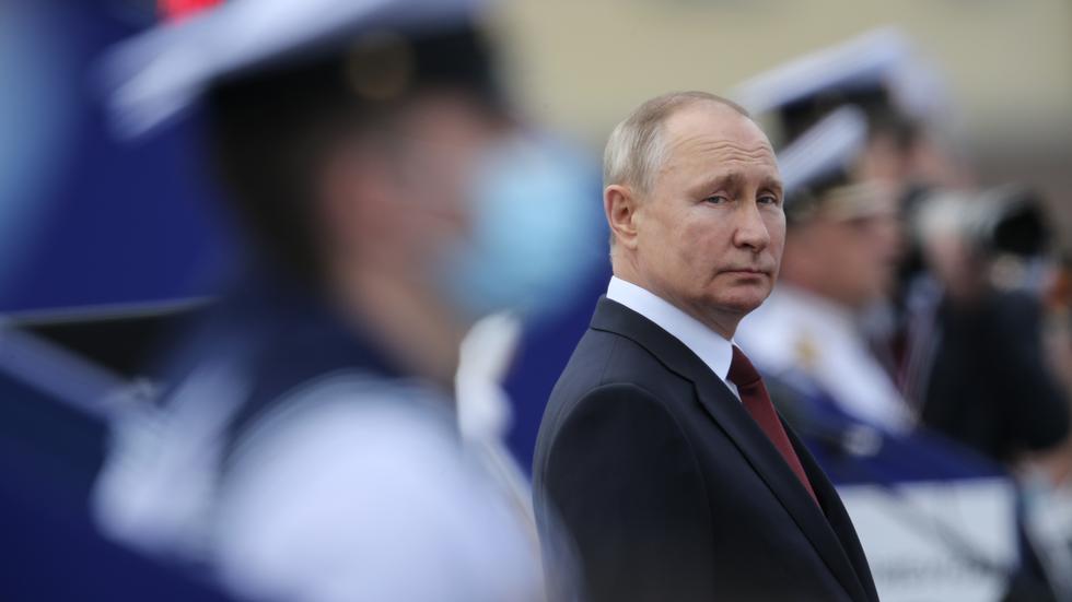 Wladimir Putin: Russlands Präsident Wladimir Putin bei einer Militärparade am 25. Juli in Sankt Petersburg