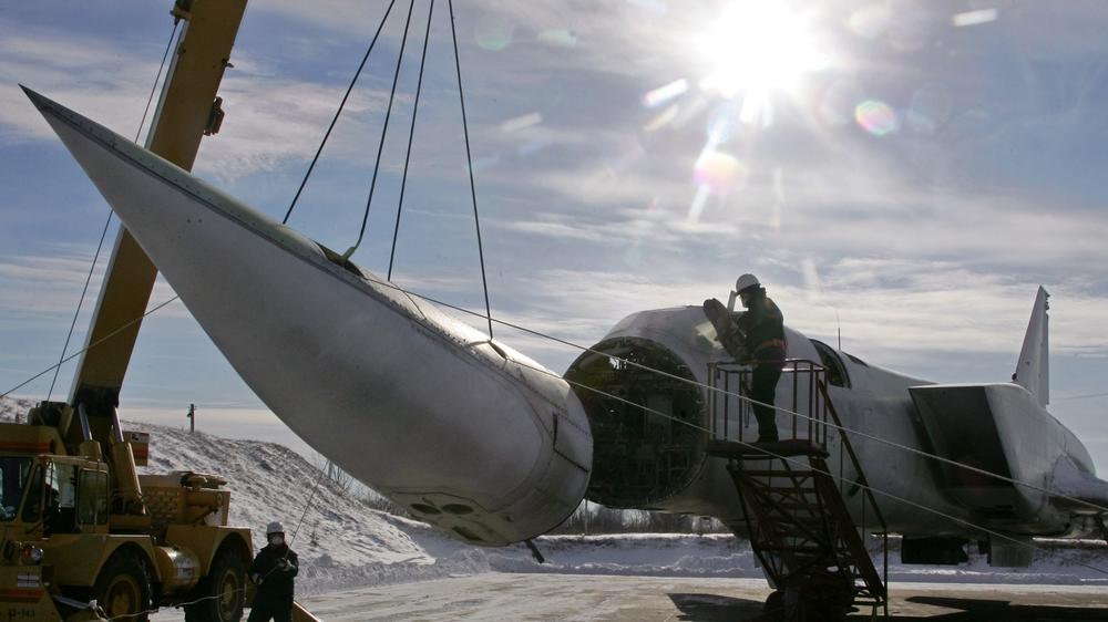 Atomwaffen: Ukrainische Specialisten zerlegen 2006 nahe der Stadt Poltava den letzten verbliebenen Tupolev-Bomber aus dem vormals sowjetischen Atomwaffenarsenal.