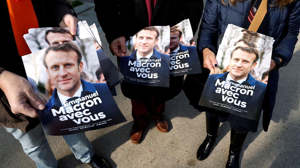 Präsidentschaftswahl in Frankreich: Freiwillige der Partei La République En Marche (LREM) verteilen in Paris Wahlkampfflyer des französischen Präsidenten Emmanuel Macron für seine Wiederwahl.