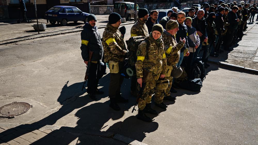 Humanitäres Völkerrecht: Freiwillige in Kiew Ende Februar: Wenn Zivilisten an den Kriegshandlungen teilnehmen, gilt für sie nicht mehr der Schutz des Humanitären Völkerrechts. 