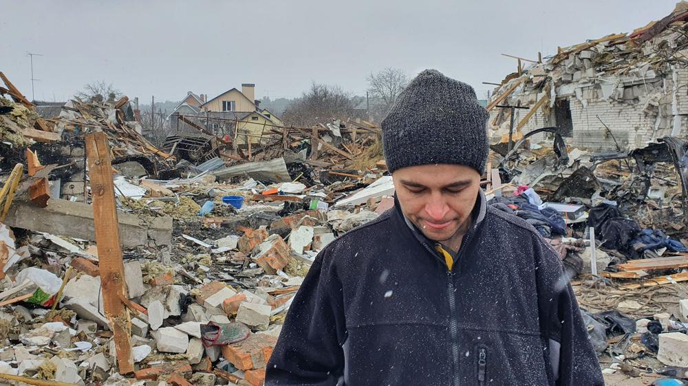 Internationaler Strafgerichtshof: Ein Mann in der ukrainischen Stadt Schytomyr steht vor den Trümmern seines zerstörten Hauses.