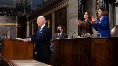 Joe Biden: US-Präsident Joe Biden während seiner Rede zur Lage der Nation: Hinter ihm applaudieren Vizepräsidentin Kamala Harris und Nancy Pelosi, Sprecherin des Repräsentantenhauses.