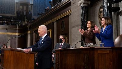 Joe Biden: US-Präsident Joe Biden während seiner Rede zur Lage der Nation: Hinter ihm applaudieren Vizepräsidentin Kamala Harris und Nancy Pelosi, Sprecherin des Repräsentantenhauses.