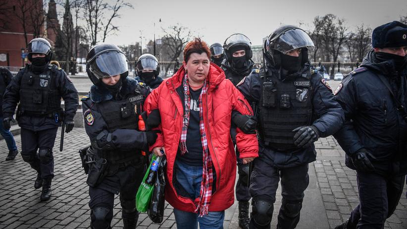 Proteste gegen Ukraine-Krieg: Russische Polizei nimmt erneut Demonstrierende fest