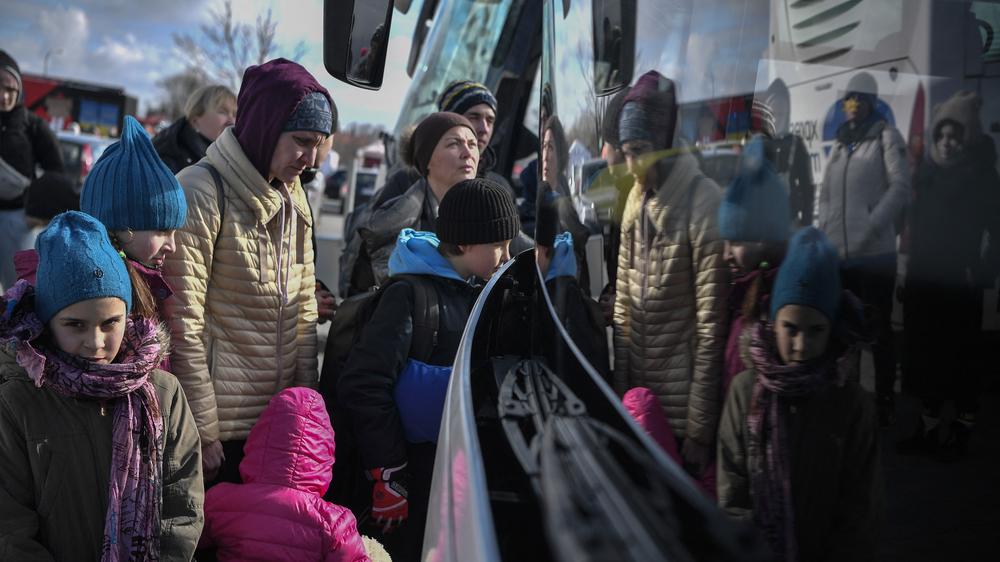 Ukraine-Flüchtlinge in Deutschland: Aus der Ukraine geflüchtete Menschen steigen in einen Bus nach Deutschland.