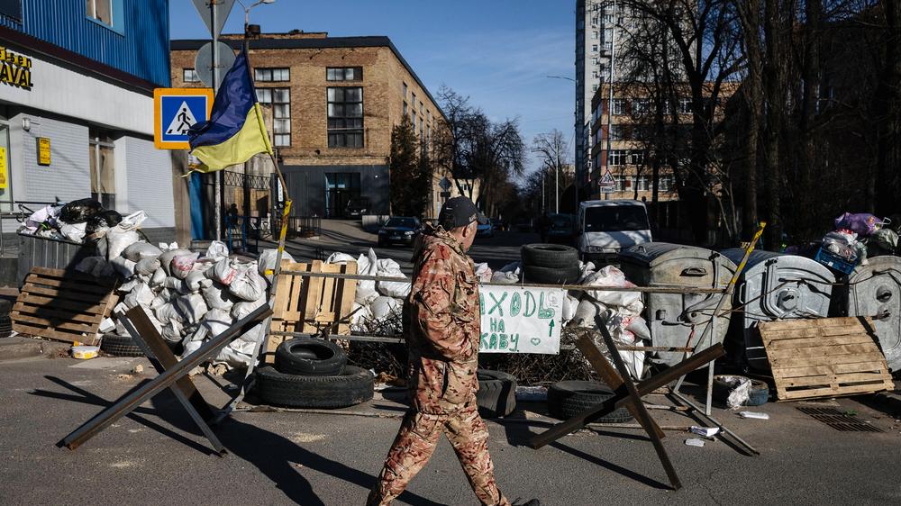 Ukraine-Übersicht: Eine Straßensperre in Kiew am 15. März
