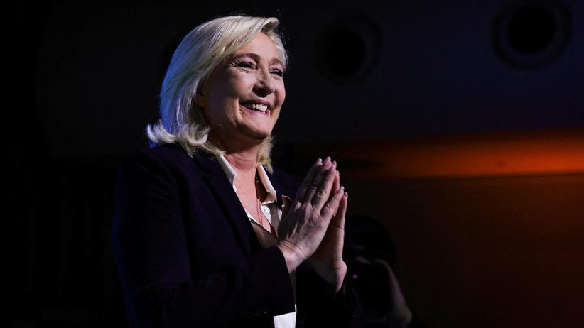 Präsidentschaftswahl in Frankreich: Emmanuel Macron und Marine Le Pen stimmen sich auf hartes Duell ein