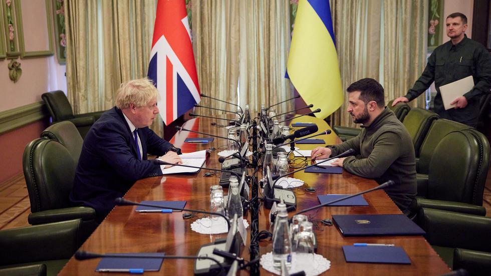 Ukraine-Überblick: Der britische Premierminister Boris Johnson und der ukrainische Präsident Wolodymyr Selenskyj bei ihrem Treffen in Kiew am 9. April.
