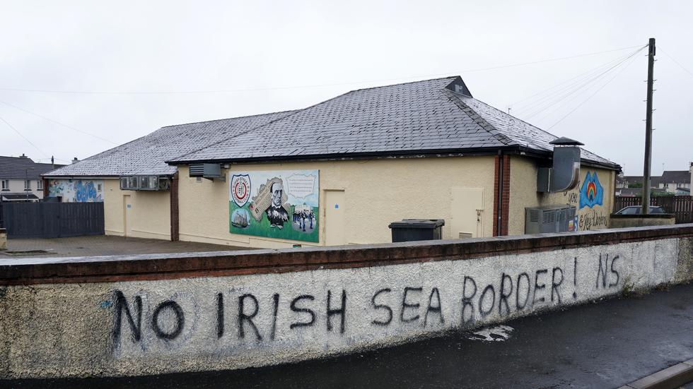Nordirland: "Keine Grenze in der Irischen See" steht auf dieser Mauer in Nordirland.