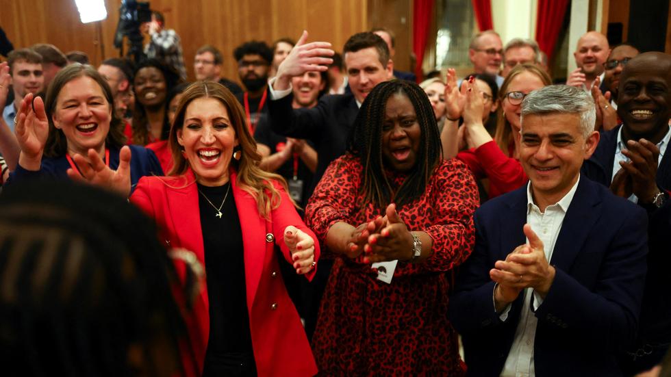 Kommunalwahlen in Großbritannien: Anhänger der Labourpartei feiern mit dem Londoner Bürgermeister Sadiq Khan die vorläufigen Ergebnisse im Bezirk Wandsworth.