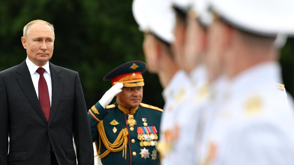 Europäische Sicherheitspolitik: Sommer 2021: Russlands Präsident Wladimir Putin bei einer Marineparade in Sankt Petersburg