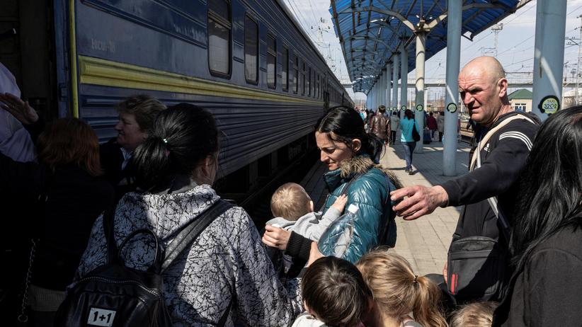 Geflüchtete aus der Ukraine: Flüchtende am Bahnhof von Slowjansk in der ukrainischen Region Donezk im April 2022
