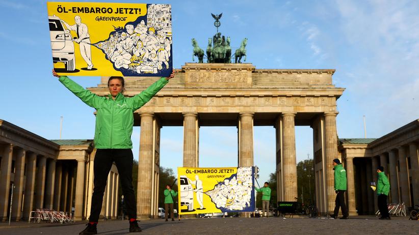 Ukraine-Überblick: Greenpeace-Aktivisten fordern am 26. April vor dem Brandenburger Tor in Berlin ein Ölembargo gegen Russland.