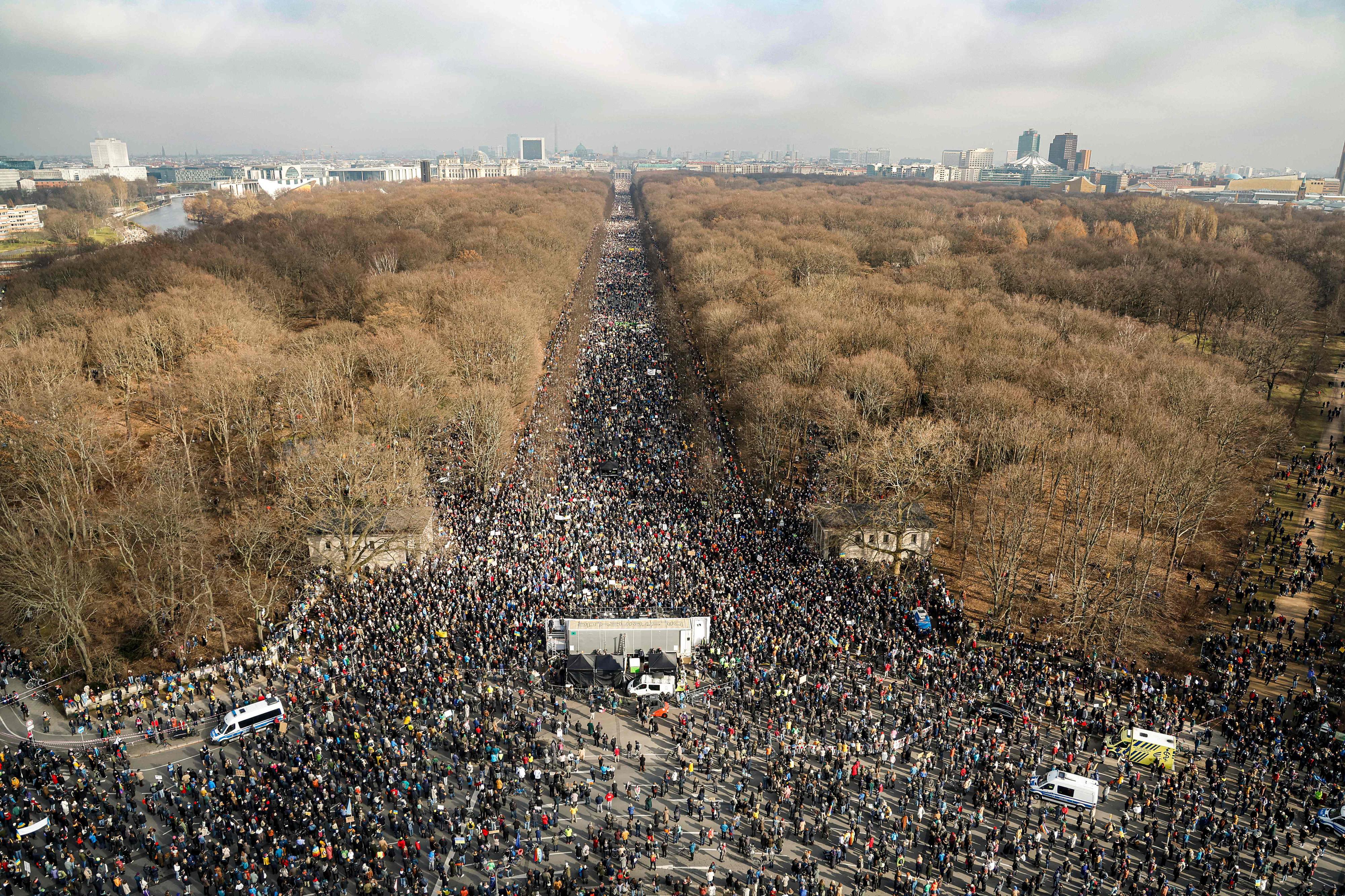 Около тысячи человек. В Берлине 100 тысяч человек. Митинг в Берлине. Митинг против войны с Украиной в Берлине. Берлин Украина митинг.