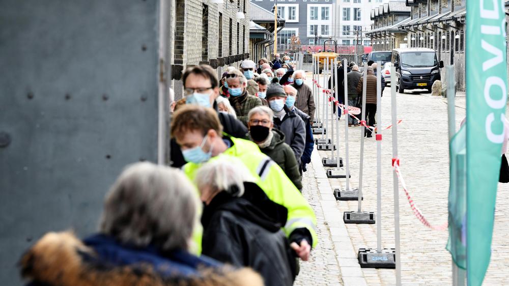 Corona: Menschen stehen Schlange vor einem Impfzentrum in Kopenhagen