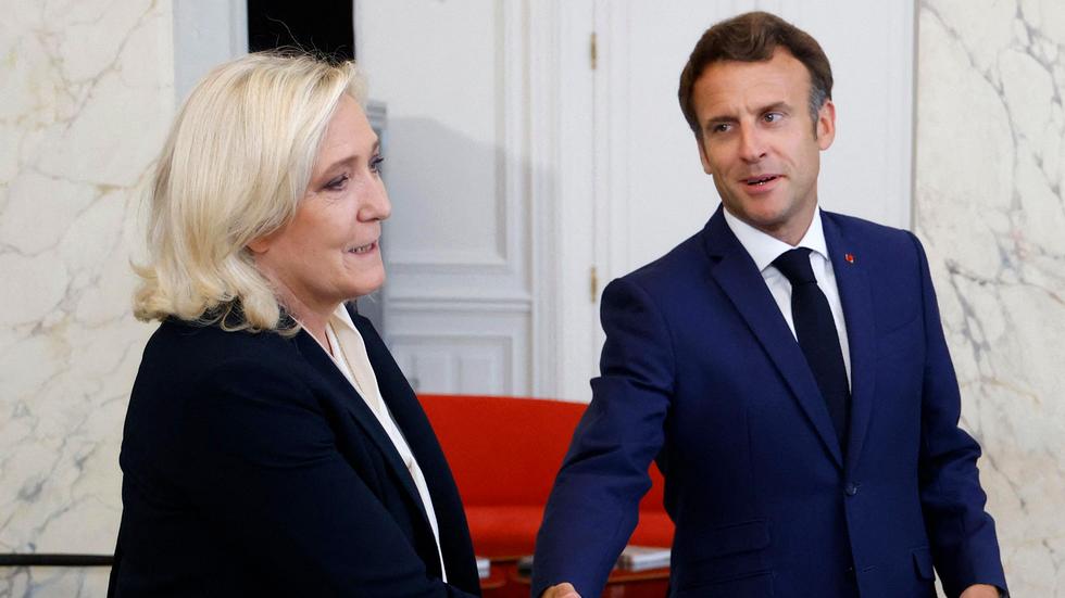 Frankreich: Der französische Präsident Emmanuel Macron (rechts) neben Marine Le Pen, Vorsitzende der rechtsextremen Partei Rassemblement National (RN)
