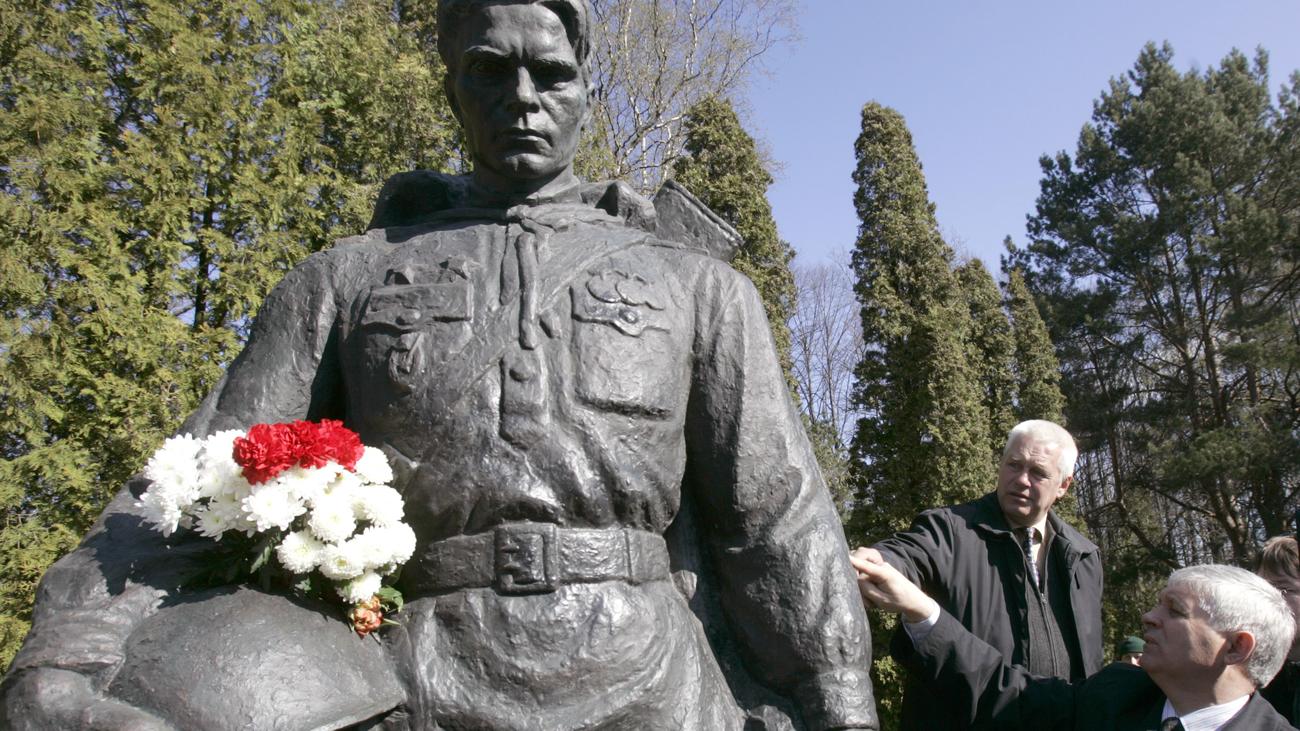 Бронзовый солдат. Памятник солдату в Таллине военное кладбище. Памятник Алеше в Таллине. Бронзовый солдат в Таллине. Памятник советским солдатам в США.