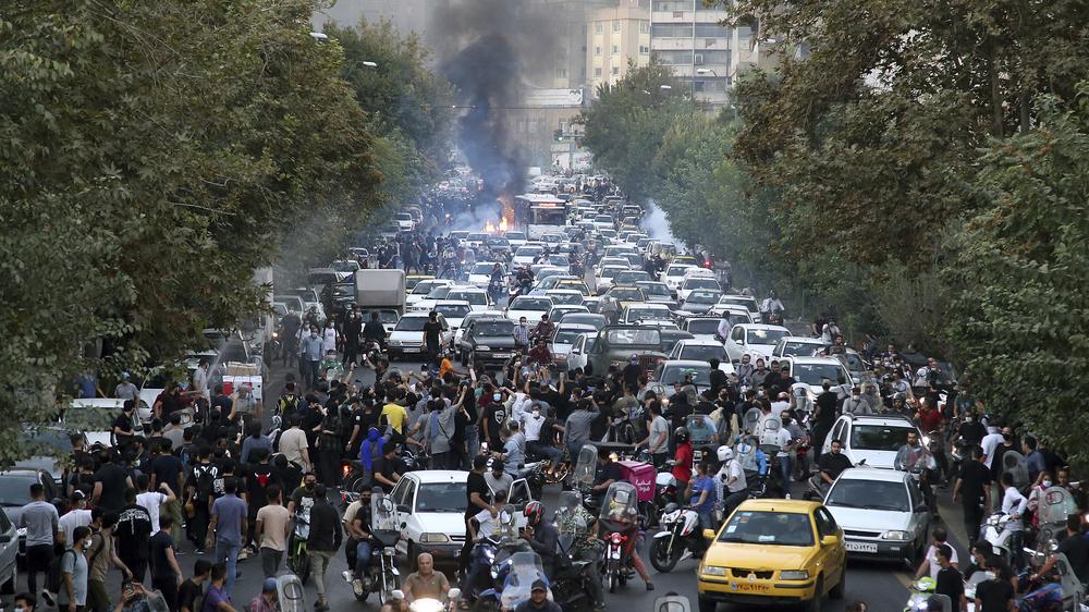 Proteste im Iran: Demonstrierende während eines Protestes gegen die iranische Regierung am 21. September in der Innenstadt von Teheran