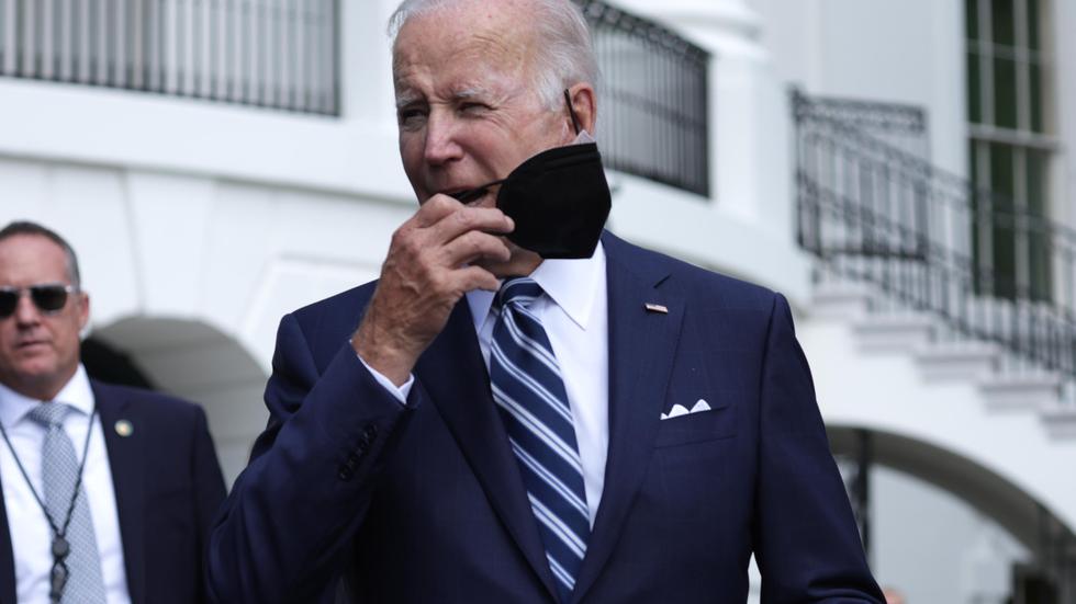 USA: Prezydent USA Joe Biden zdejmuje maskę przed rozmową z dziennikarzami.