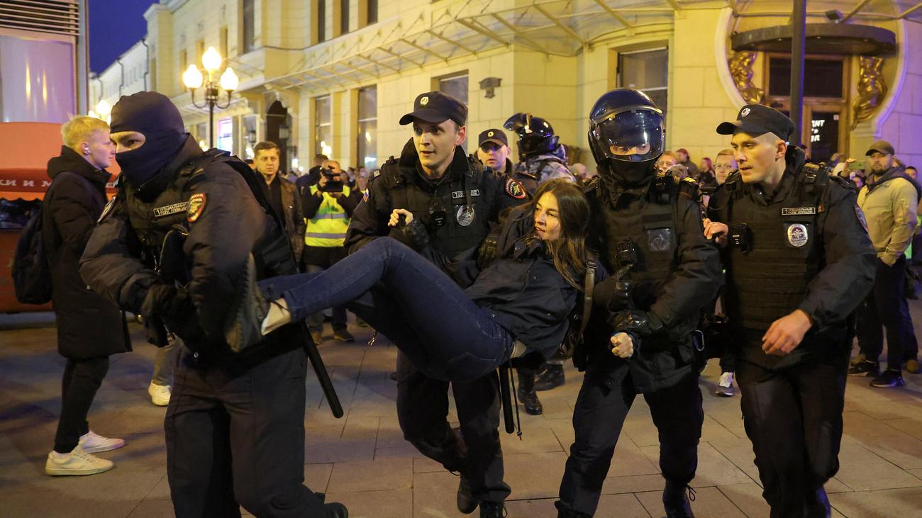 Russland: Mehr Als 1.400 Festnahmen Bei Protesten Gegen ...