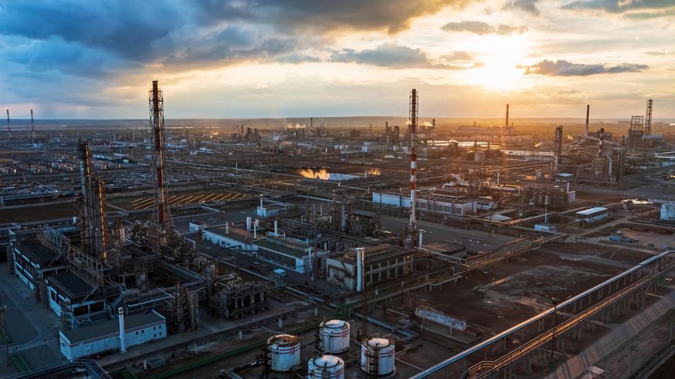 Fossile Energie: Gut in Betrieb: Die Ölraffinerie der russischen Firma Lukoil in Wolgograd