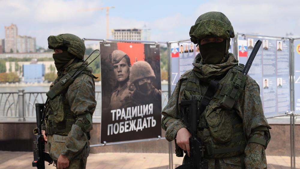 Mobilisierung in Russland: Russische Soldaten vor einem Rekrutierungszentrum