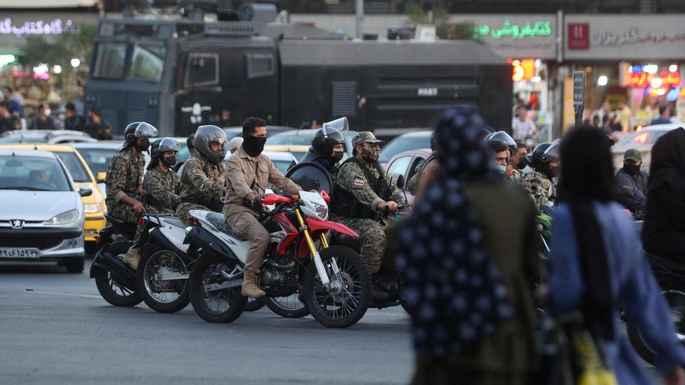 Tod von Iranerin: Iranische Polizisten fahren auf Motorrädern durch Teheran.