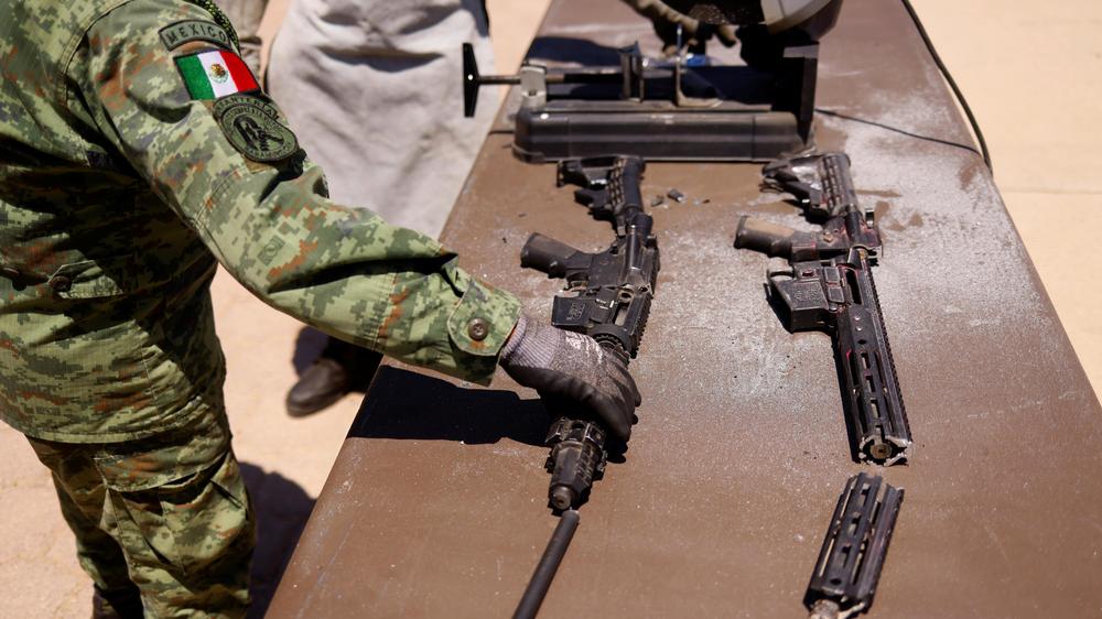 Waffenschmuggel: Ein mexikanischer Soldat zerstört eine beschlagnahmte Waffe in Ciudad Juarez am 10. Juni 2022.