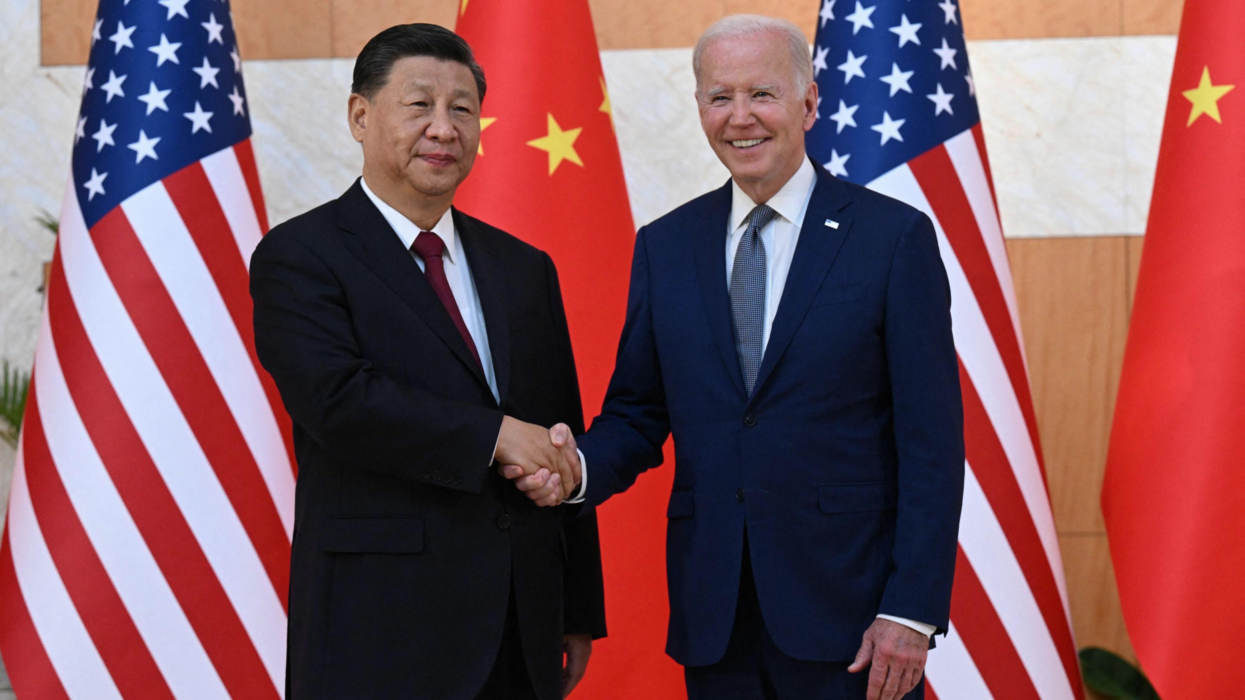 Переговоры с китайцами. Си Цзиньпин Joe Biden g20. На саммите председатель КНР си Цзиньпин. Байден и си Цзиньпин. Си Цзиньпин на саммите.