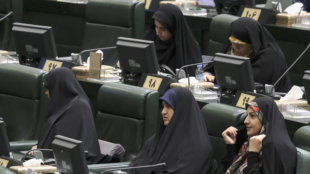 Protestbewegung im Iran: Iranische Parlamentarierinnen bei einer Parlamentssitzung in Teheran am 4. Oktober 2022.