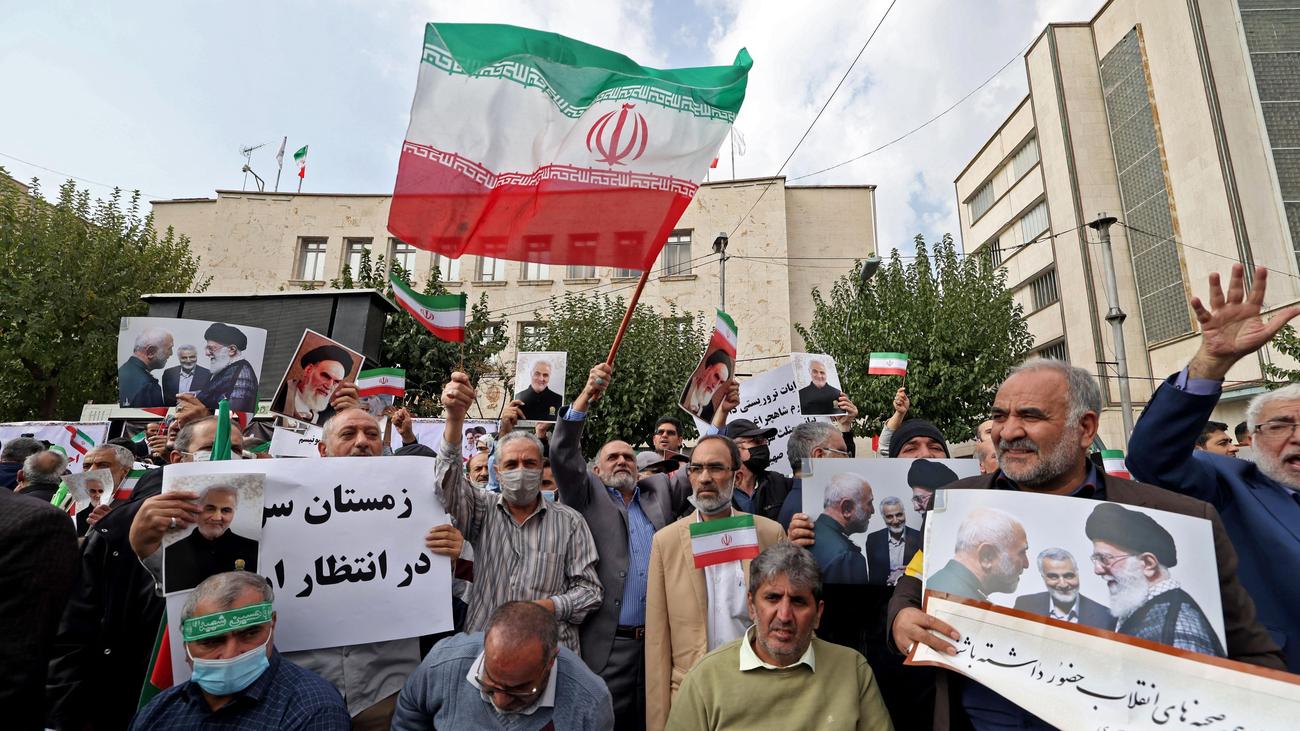 Iran: Regimeanh\u00e4nger protestieren vor deutscher Botschaft in Teheran ...