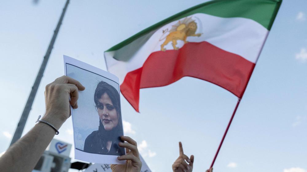 Iran: Seit dem Tod von Jina Mahsa Amini dauern die Proteste im Iran seit Wochen an. Ende September waren bei der Niederschlagung der Proteste in Zahedan einer NGO zufolge 93 Menschen gestorben.