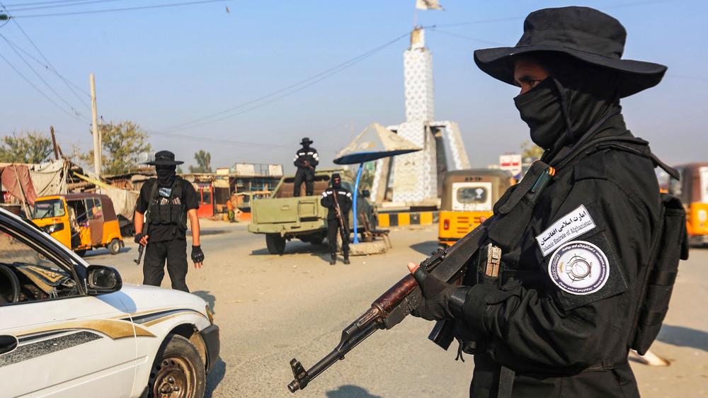 Afghanistan: Taliban-Sicherheitskräfte bewachen einen Kontrollpunkt entlang einer Straße in der afghanischen Stadt Dschalalabad.