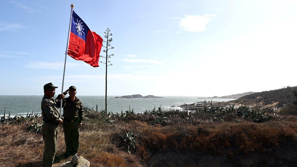 Odd Arne Westad: Zwei Veteranen hissen eine taiwanesische Flagge auf den Kinmen-Inseln. Dort fanden im Jahr 1958 die letzten Kämpfe zwischen Taiwan und China statt.