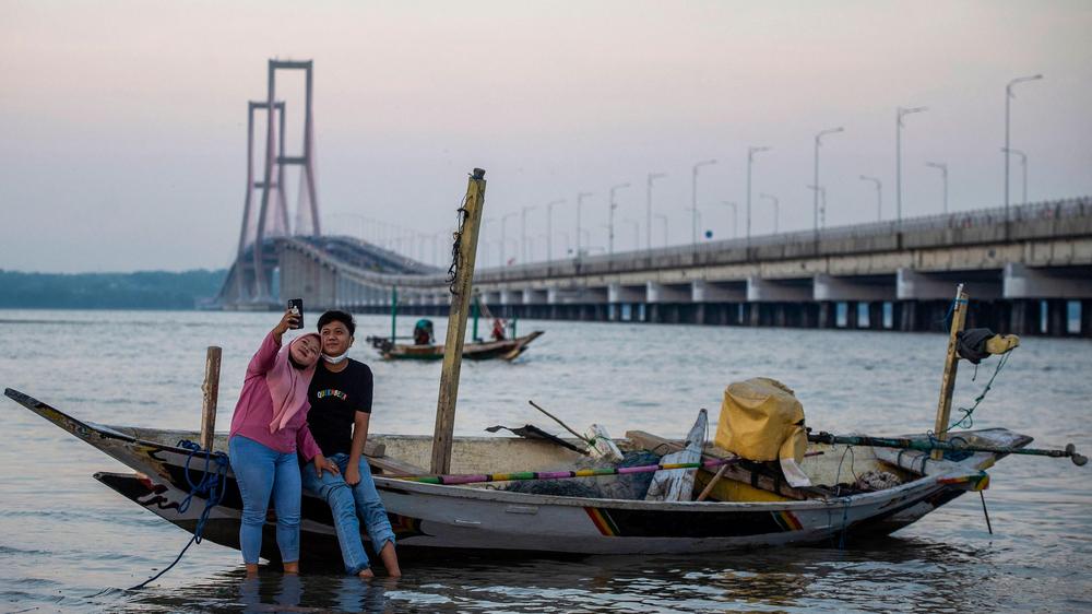 Neues Gesetz: Ein Paar posiert vor der Suramadu-Brücke im indonesischen Surabaya.