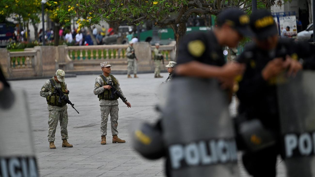 Peru Zwei Minister Treten Wegen Tödlicher Zusammenstöße Zurück Zeit