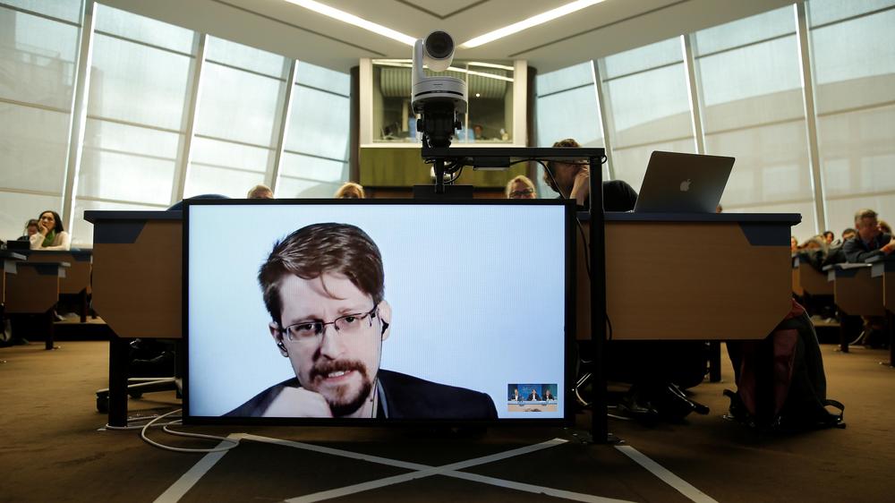 Whistleblower: Edward Snowden im Jahr 2019 auf einem Monitor im Europarat in Straßburg