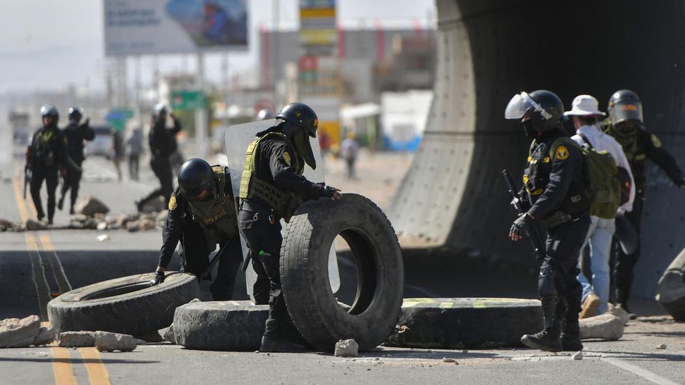 Proteste in Peru: Polizisten räumen am 12. Januar in der Nähe des südperuanischen Ortes La Hoya eine Blockade weg.