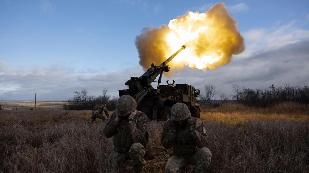 Waffenhilfe für Ukraine: Ukrainische Soldaten halten sich beim Abfeuern einer Caesar-Haubitze die Ohren zu. Dänemark will der Ukraine weitere Geschütze dieser Art senden.