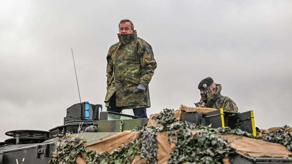 Waffenlieferung an die Ukraine: Verteidigungsminister Boris Pistorius im Leopard 2 A6