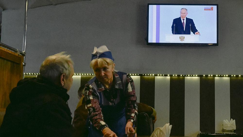 Wladimir Putin: Übertragung in einer Bar in Sankt Petersburg: Der russische Präsident Wladimir Putin spricht zur Lage der Nation.