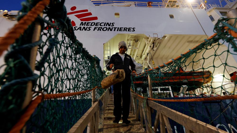 Italien: Migranten gehen vom Rettungsschiff  "Geo Barents" der Hilfsorganisation Ärzte ohne Grenzen in Bari von Bord.