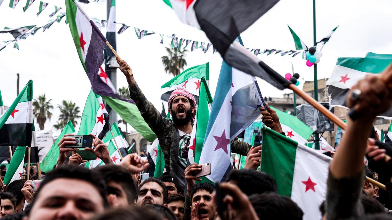 Syrien Menschen In Rebellengebieten Protestieren An Jahrestag Gegen Assad Zeit Online