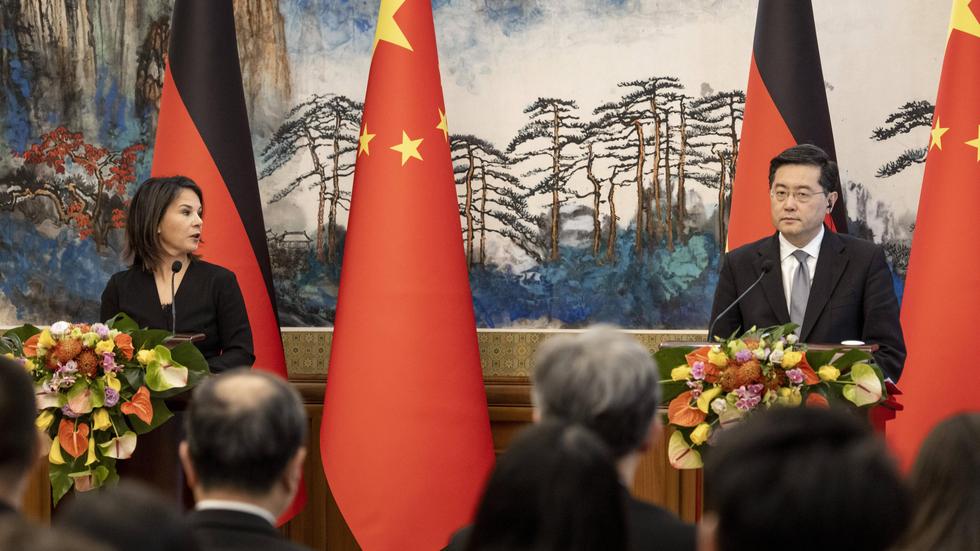 Annalena Baerbock in Peking: Annalena Baerbock, Bundesaußenministerin, und Qin Gang, Staatsrat für Auswärtige Angelegenheiten und Außenminister der Volksrepublik China, bei einer Pressekonferenz in Peking am 14. April