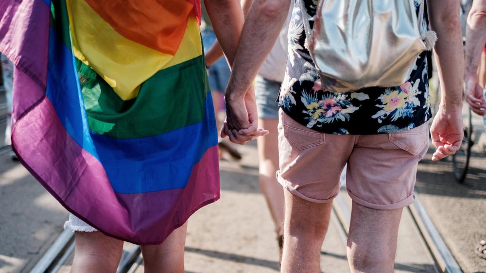 Ungarn: Zwei Männer nehmen an der Pride-Parade in Budapest teil. (Archivbild)