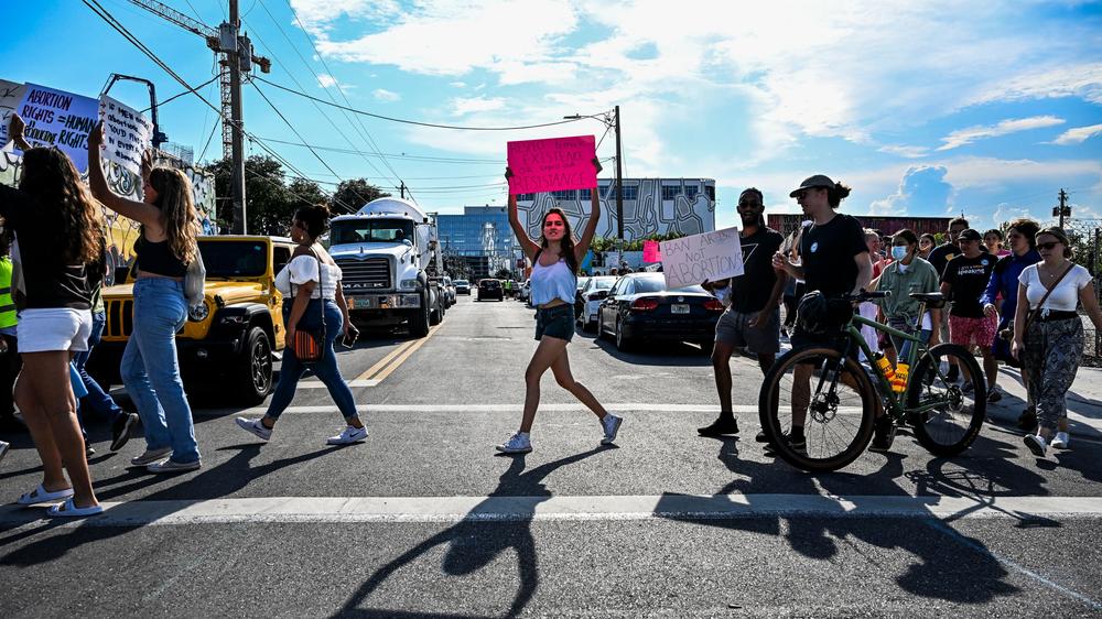 Abtreibungen in den USA: Protestierende für Abtreibungsrechte in Miami in Florida nach der Aufhebung des Urteils Roe v. Wade durch den obersten Gerichtshof am 24. Juni 2022