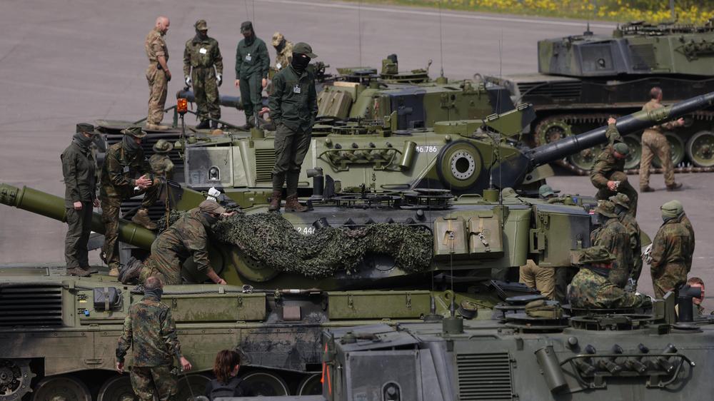 Ukraine-Krieg: Leopard-1-A5-Kampfpanzer in der Nähe von Klietz in Sachsen-Anhalt. Panzer dieses Typs sind Teil der Lieferung an die Ukraine.