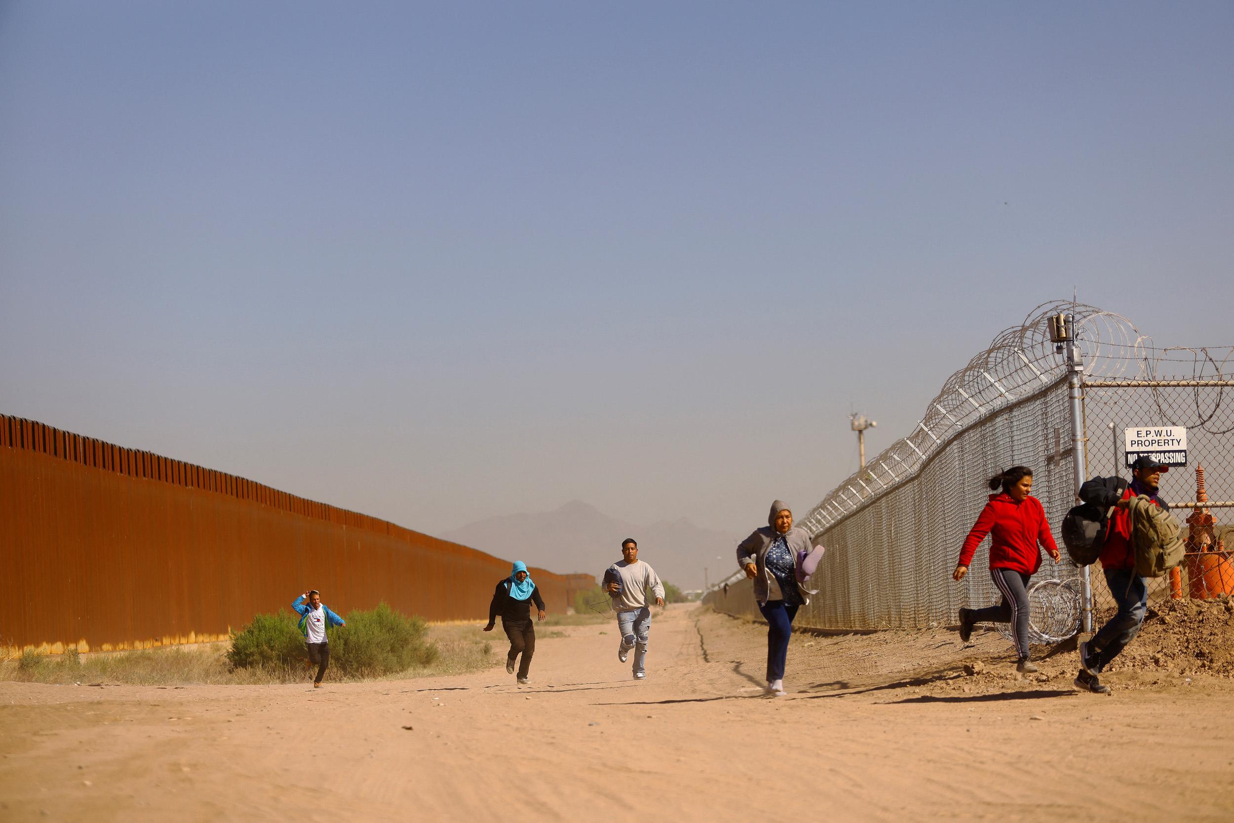 Сша мексика футбол. Эль Пасо граница с Мексикой. Мигранты из Мексики в США 2023. Техас граница с Мексикой. Мексиканцы на границе с США.